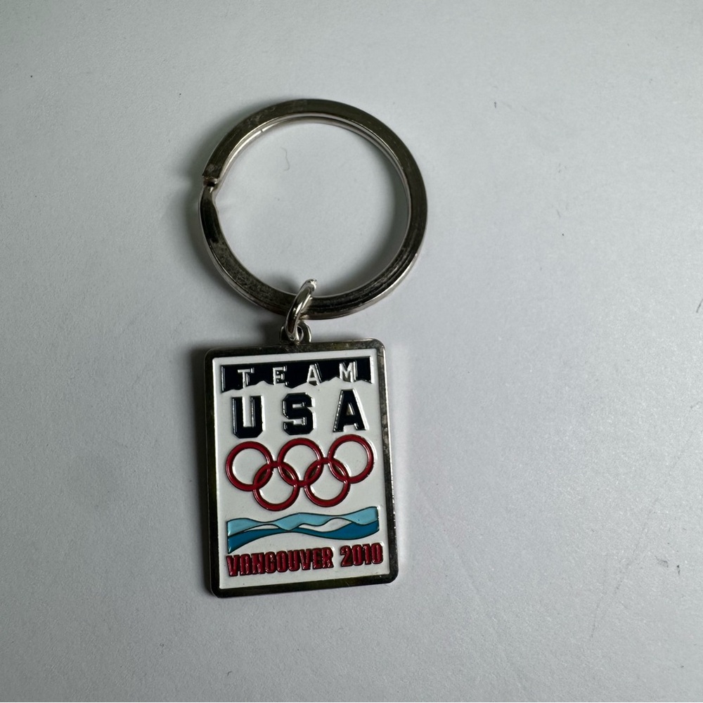 OLYMPIC Team USA Vancouver 2010  SilverTone Enamel Keychain Aminco Made In China
